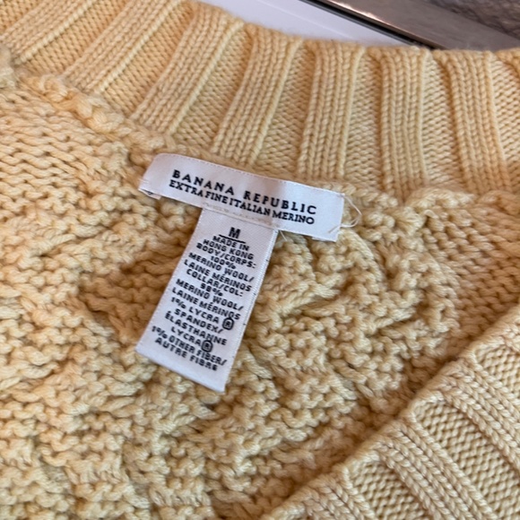 NWOT  BANANA REPUBLIC EXTRA FINE ITALIAN MERINO WOOL V-NECK SWEATER - Picture 3 of 12